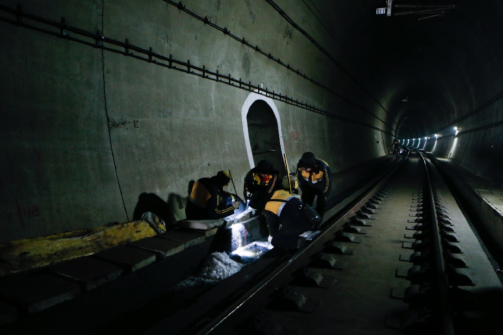 文教镇铁路运营隧道病害现状